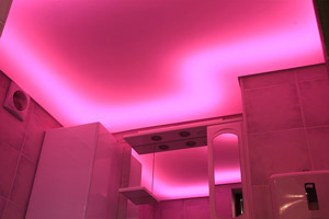 Натяжной потолок с дизайнерской подсветкой