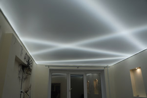 Натяжной потолок с дизайнерской подсветкой